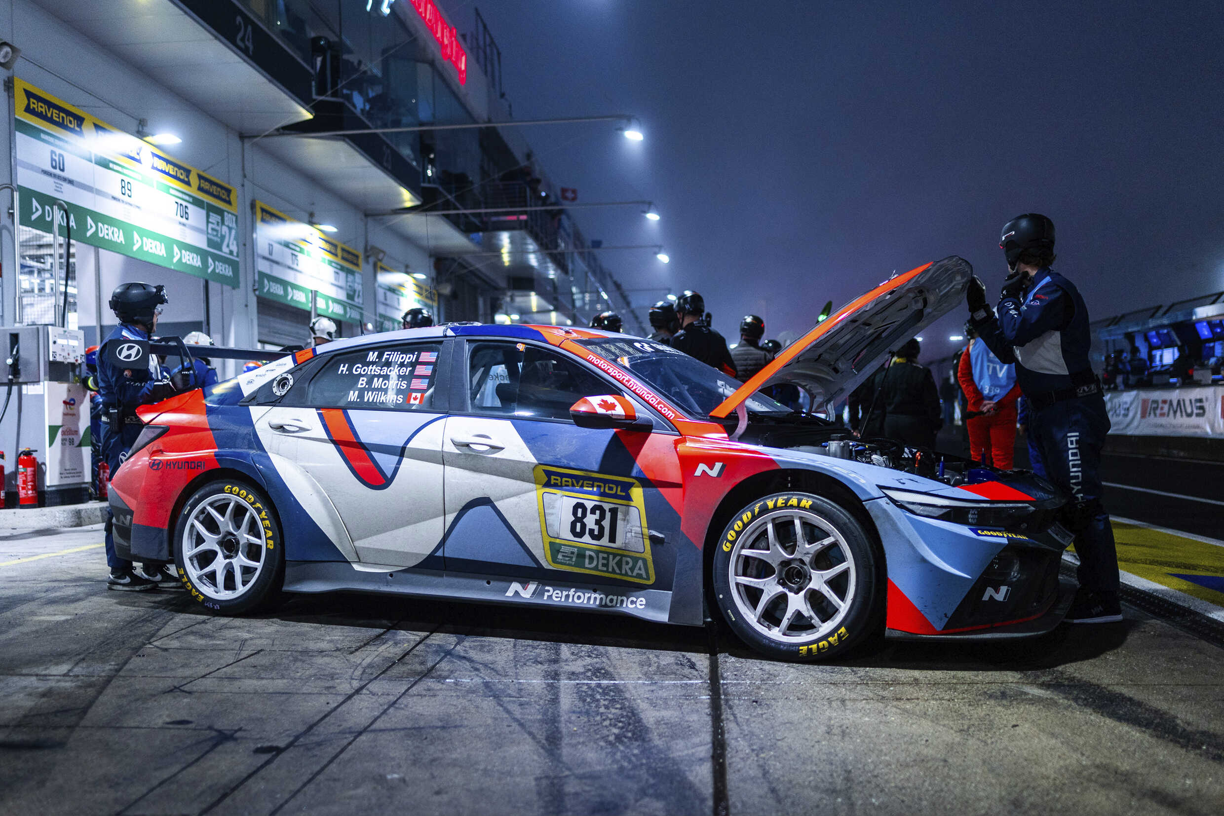 아반떼 N TCR이 피트에 들어서 보닛을 연채 정비받는 측면 모습