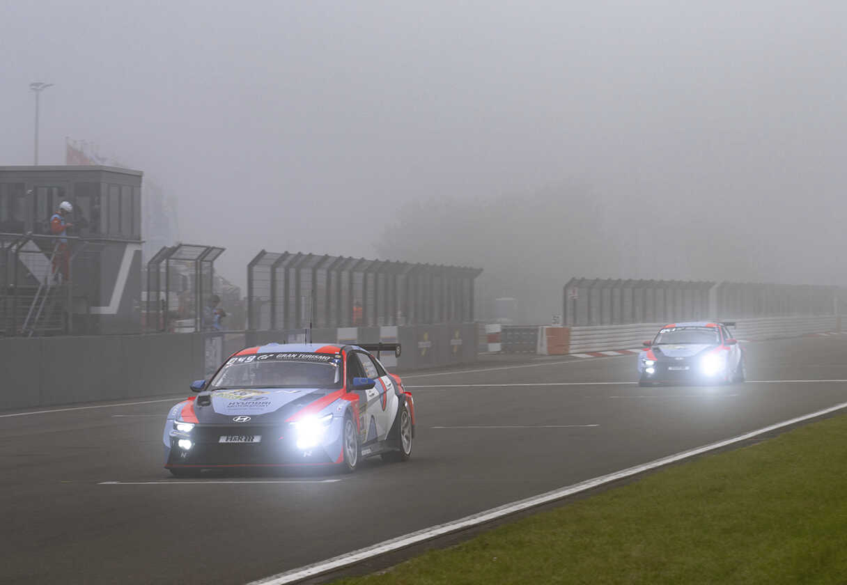 아반떼 N TCR 두 대가 안개가 자욱한 서킷 스트레이트 구간을 주행하는 정면 모습