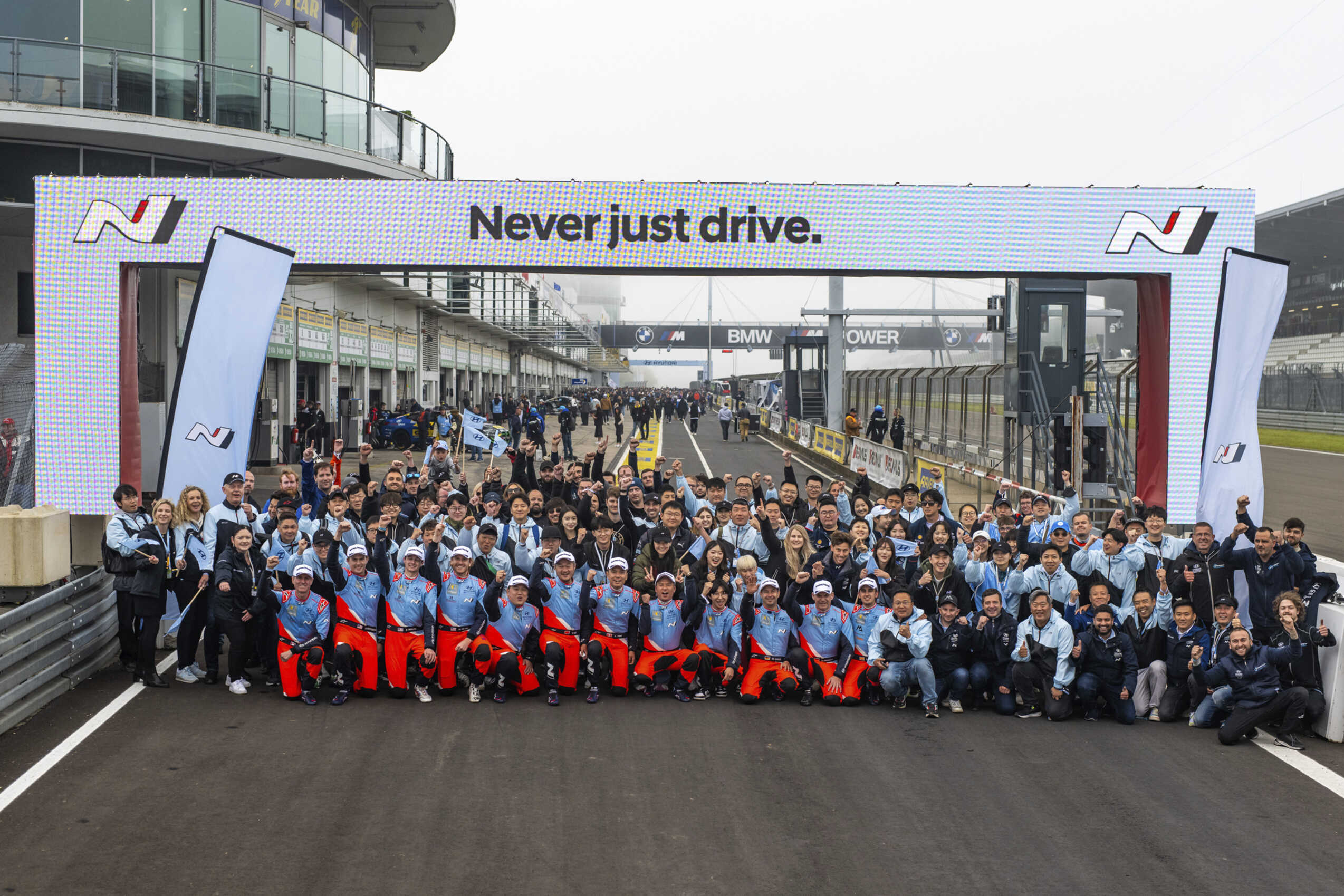현대 모터스포츠팀 관계자들이 서킷 피트 구간에 모여 기념 촬영하는 모습
