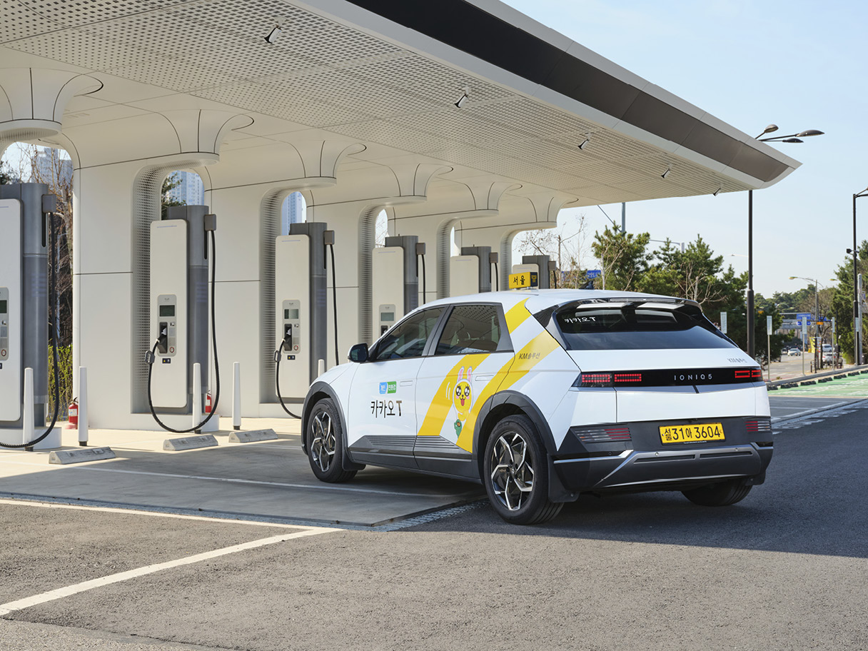 아이오닉 5 택시가 전기차 충전소에 사선으로 배치된 후측면 모습