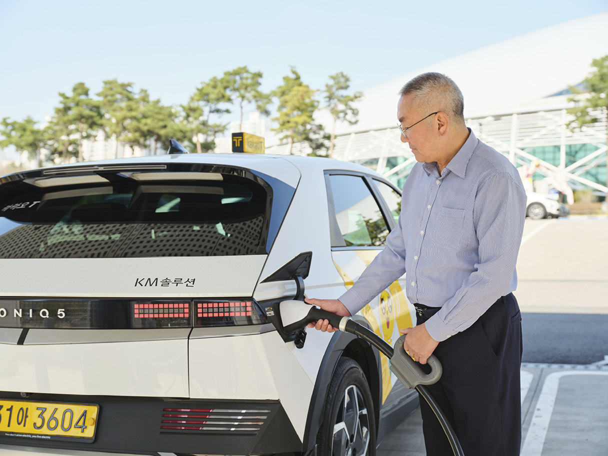 아이오닉 5 택시에 전기 충전기를 꽂은 택시기사의 모습