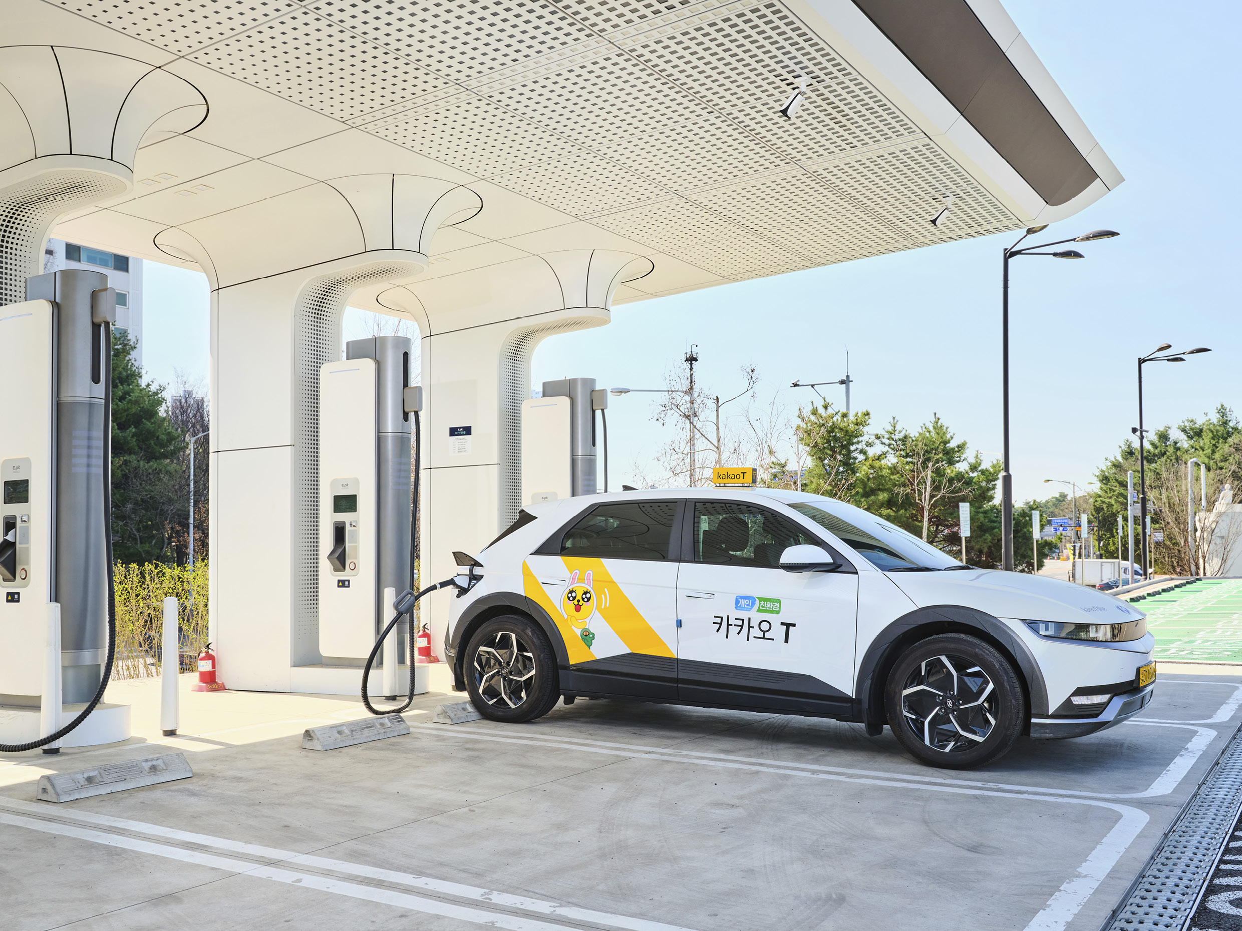 아이오닉 5 택시가 전기차 충전소에서 충전하는 전측면 모습