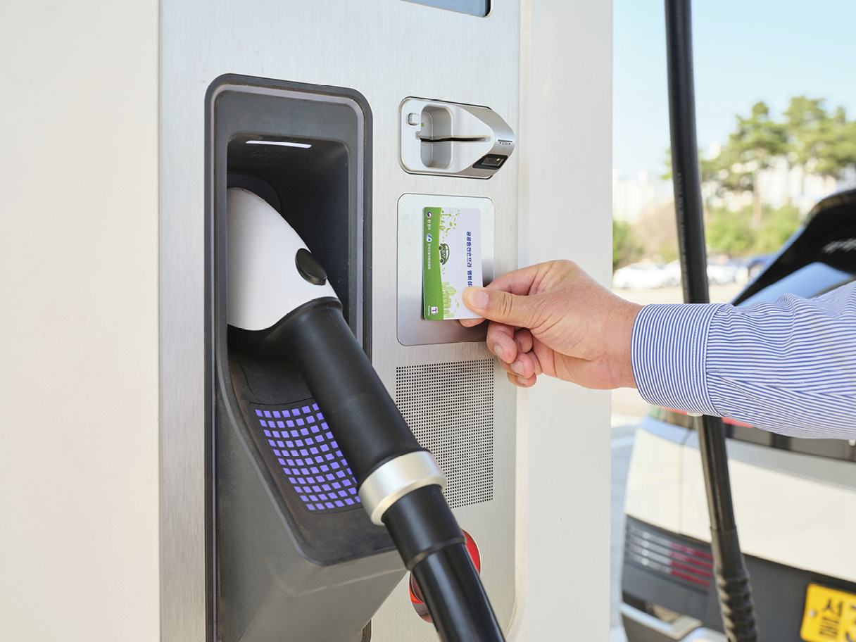 충전기에 충전 카드를 태깅하는 남성의 오른손