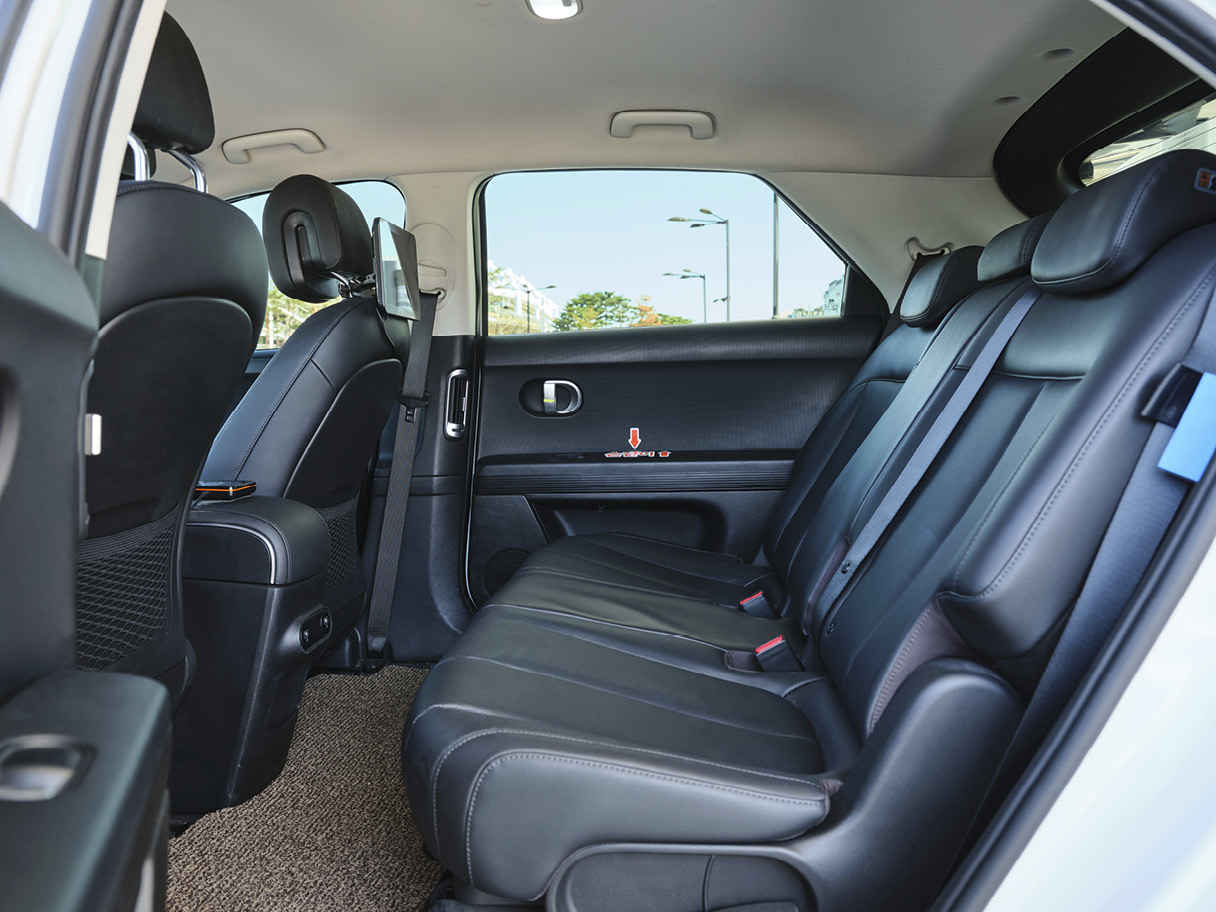 아이오닉 5 택시의 2열 공간 측면 모습