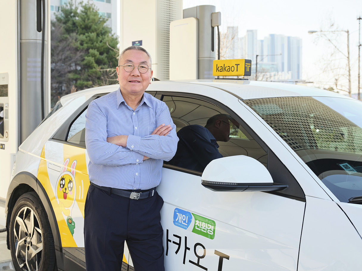 아이오닉 5 택시 옆에서 팔장을 낀 포즈를 취한 택시기사의 모습