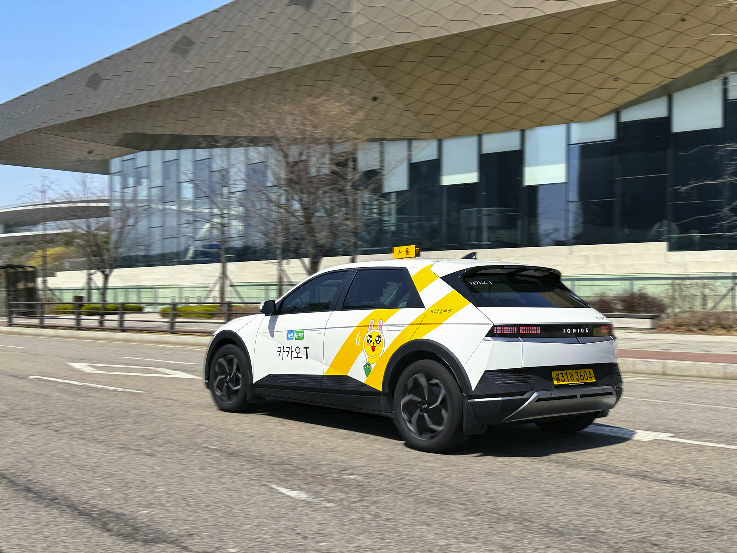 아이오닉 5 택시가 도심을 주행하는 후측면 모습