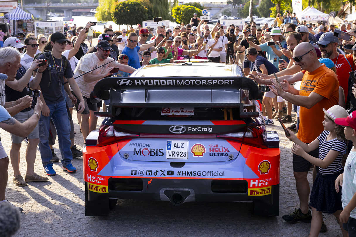 현대자동차 i20 N 랠리1 하이브리드의 사진을 찍는 폴란드 관중들의 모습