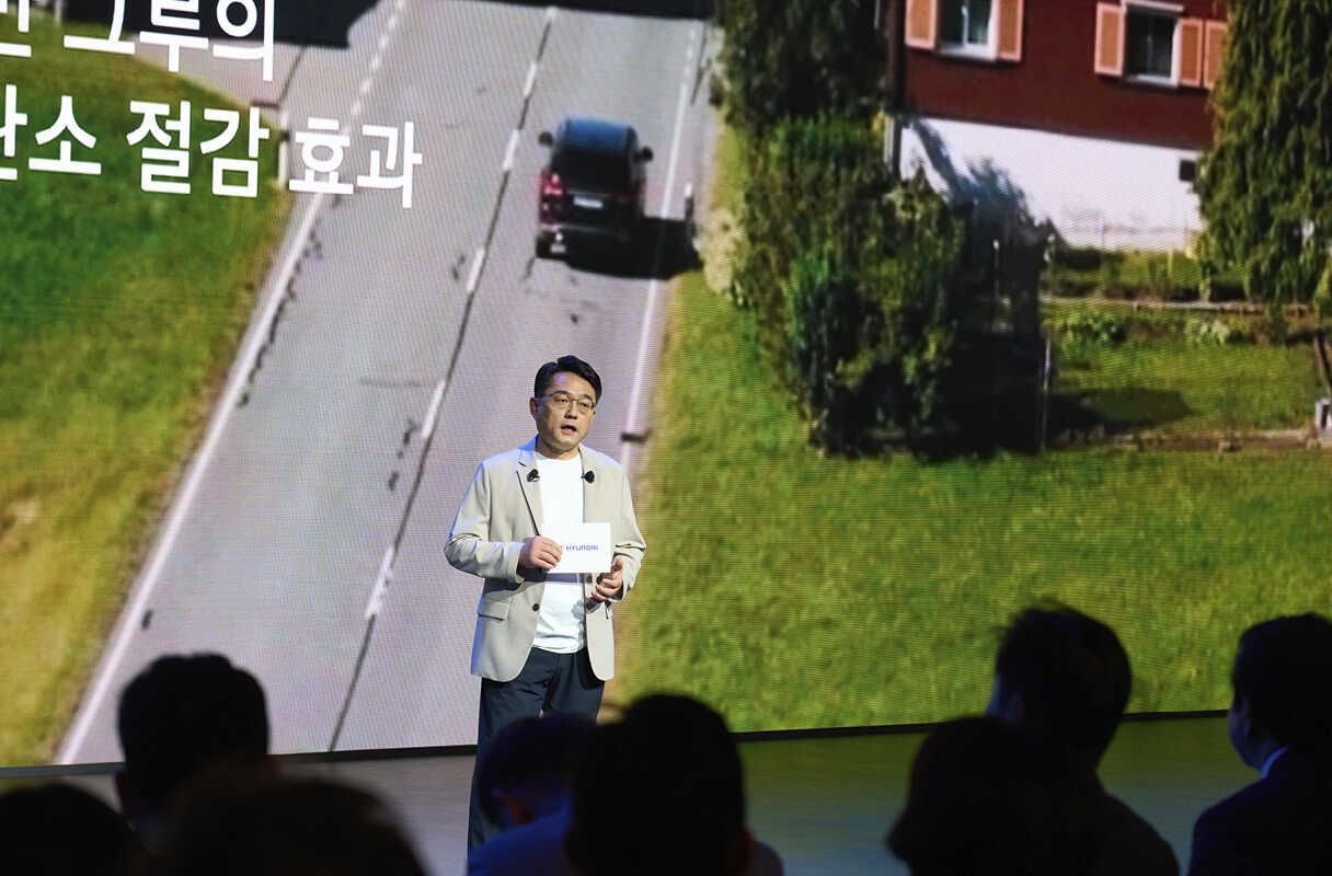 남성이 무대에서 설명하는 모습