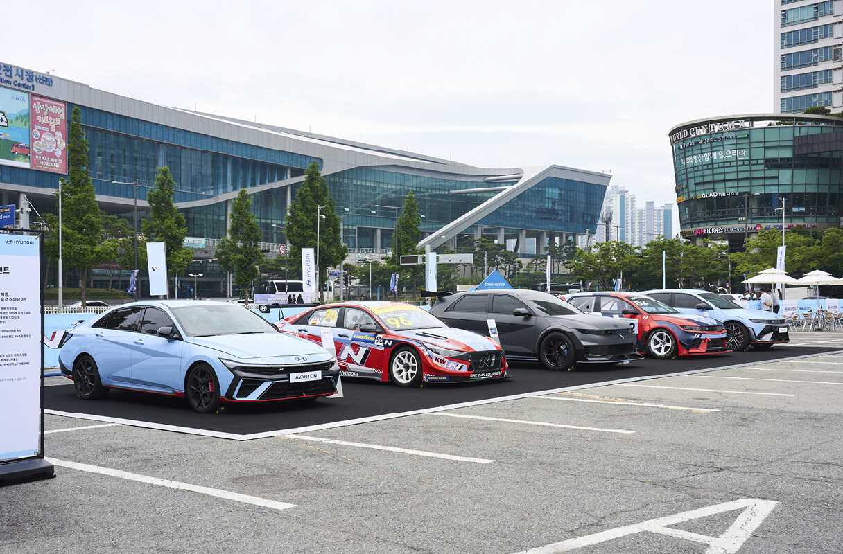 야외 주차장에 현대차 N 브랜드 차량이 도열한 모습