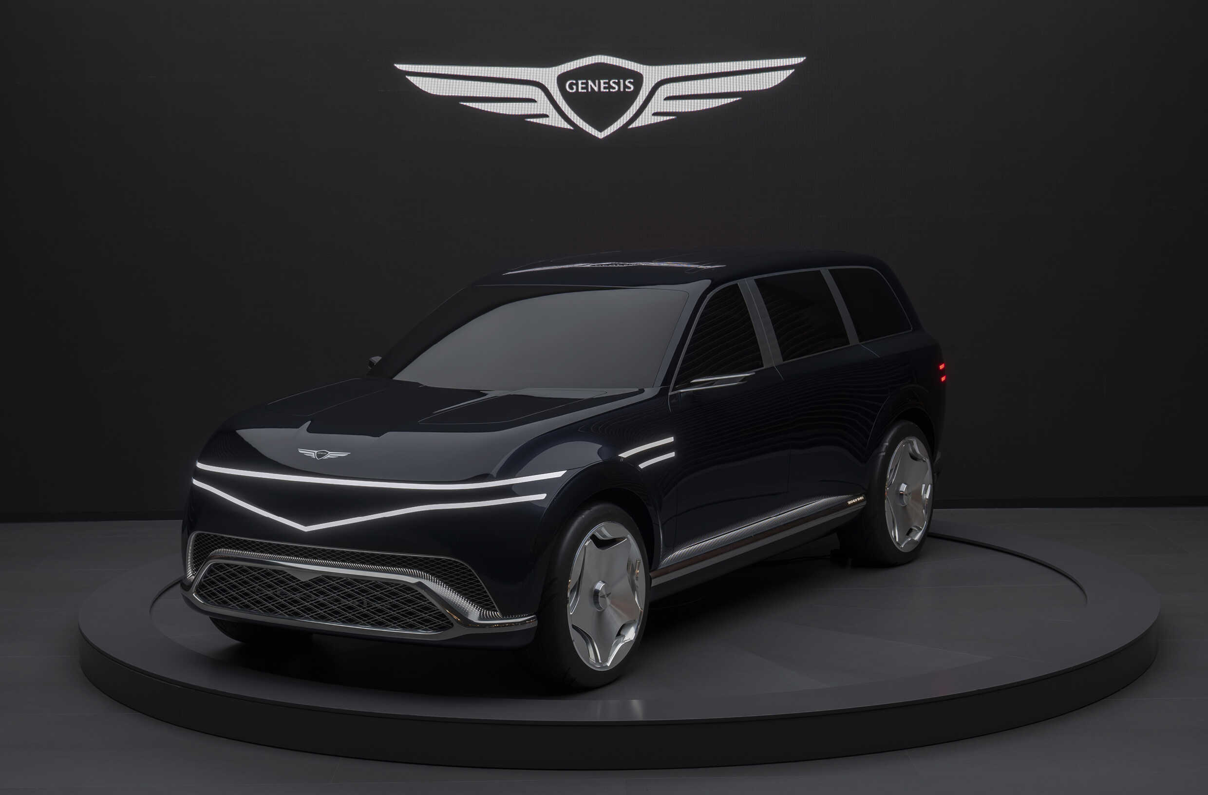 검은 무대 위에 검정색 SUV 콘셉트카가 전시된 모습