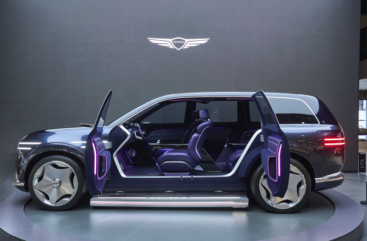 검은색 SUV 콘셉트카가 1/2열 도어를 양쪽으로 개방한 정측면 모습