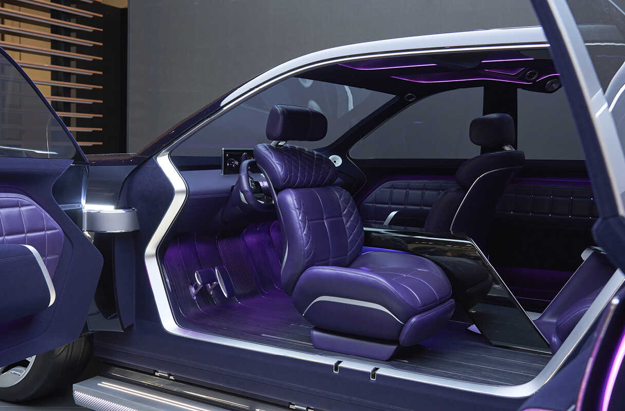 검은색 SUV 콘셉트카가 1/2열 도어를 양쪽으로 개방한 모습