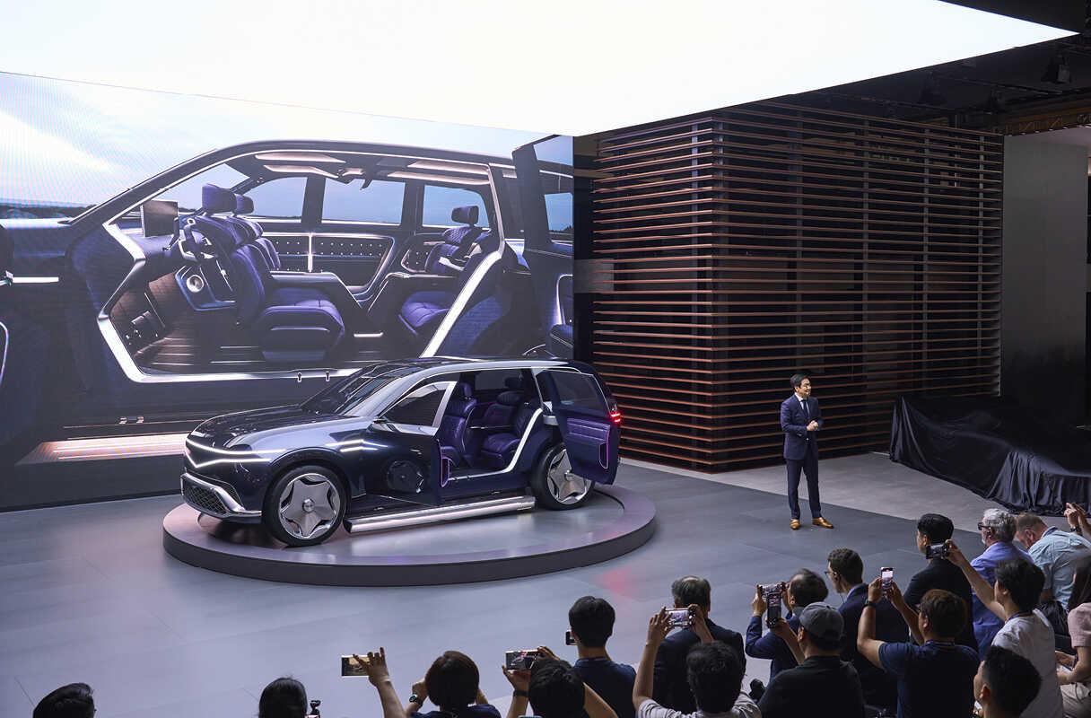 검은색 SUV 콘셉트카를 전시한 무대에 남성이 설명하는 모습