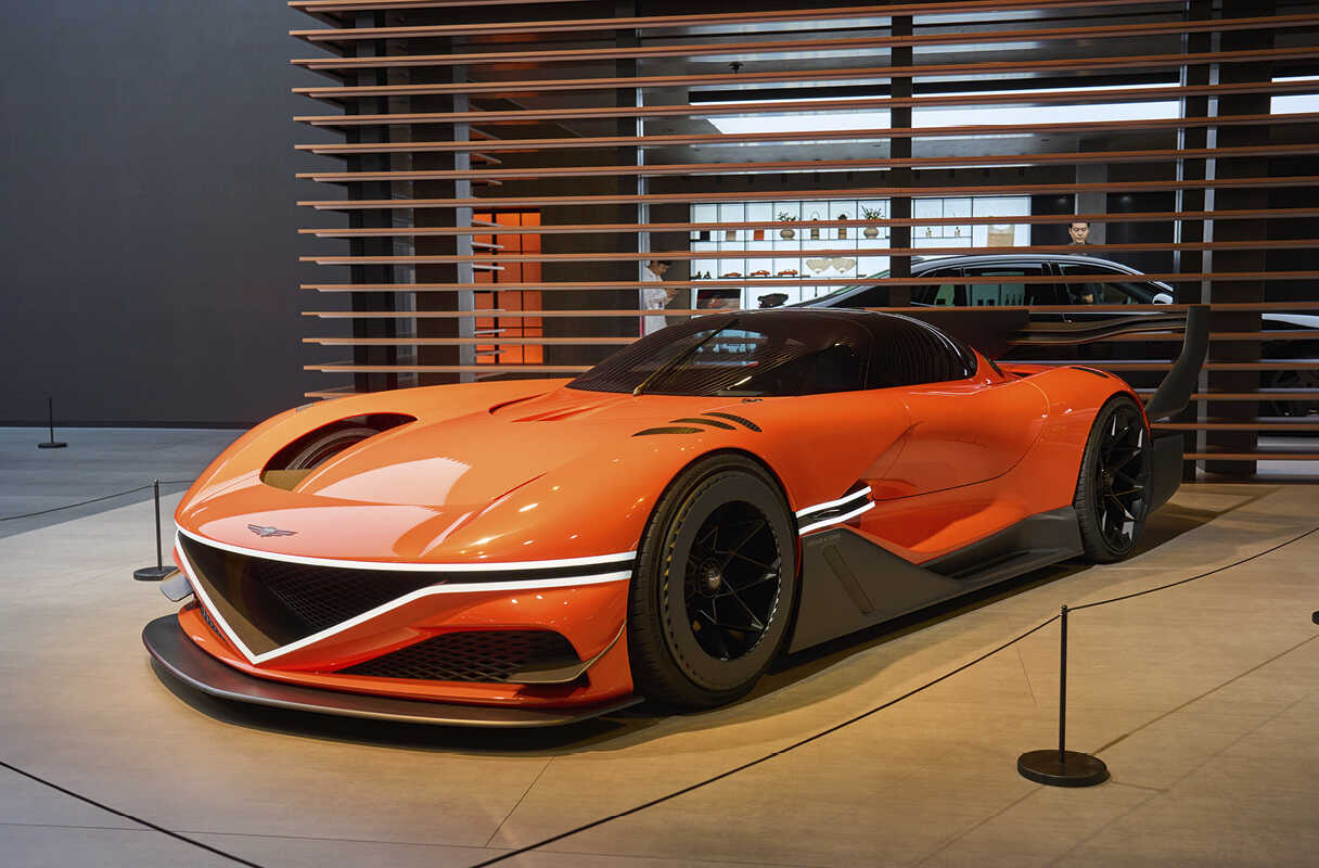 오렌지색 콘셉트카의 전측면 모습