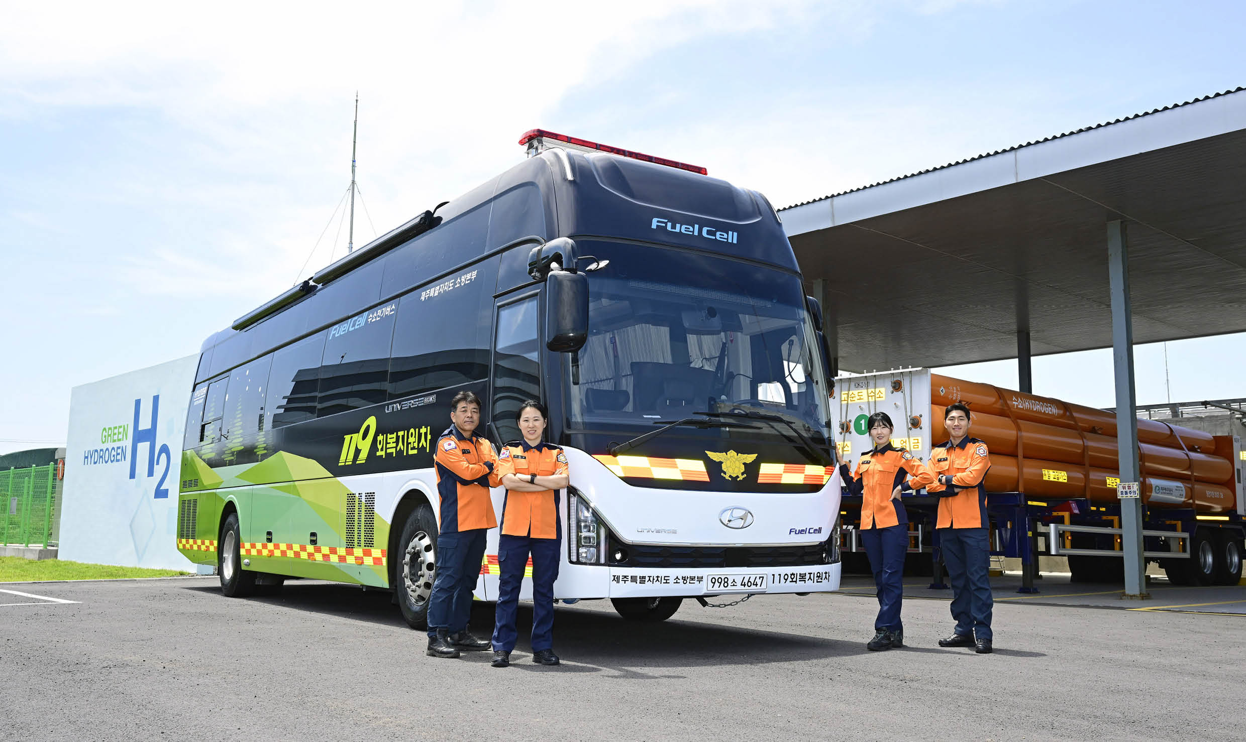 소방관 회복지원 수소전기버스와 소방관들