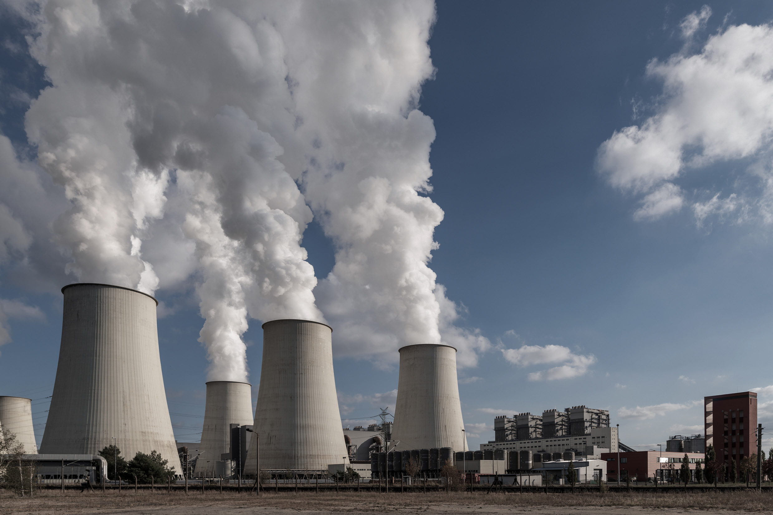 온실가스를 배출 중인 생산 공장