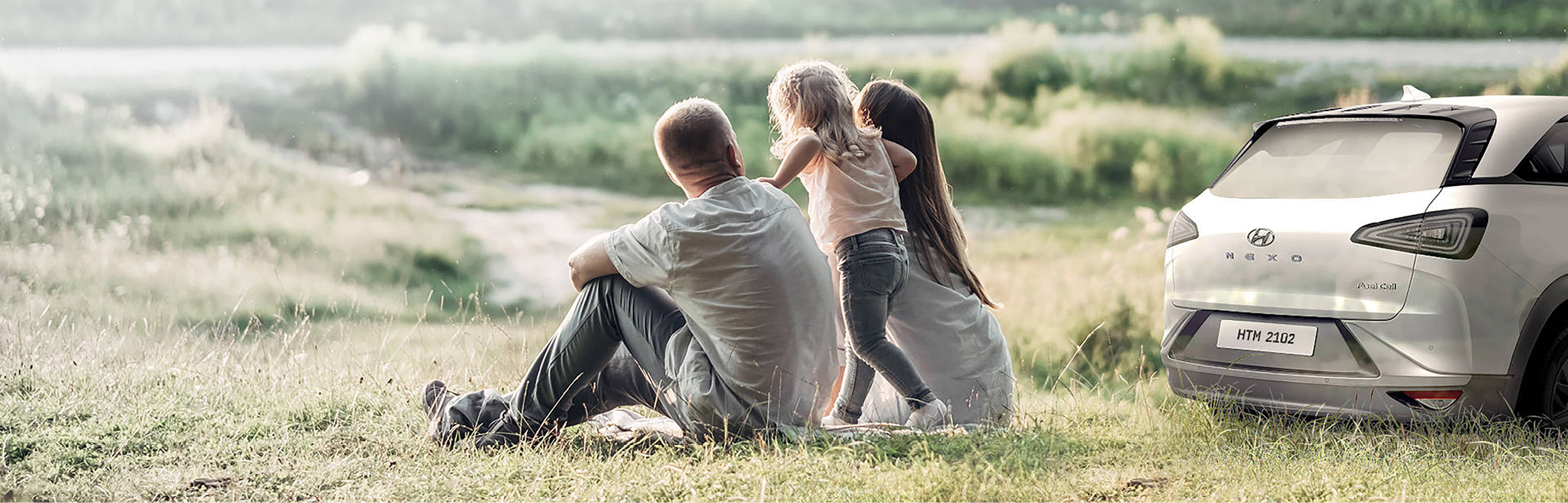 넥쏘를 등지고 앉아있는 가족들의 모습