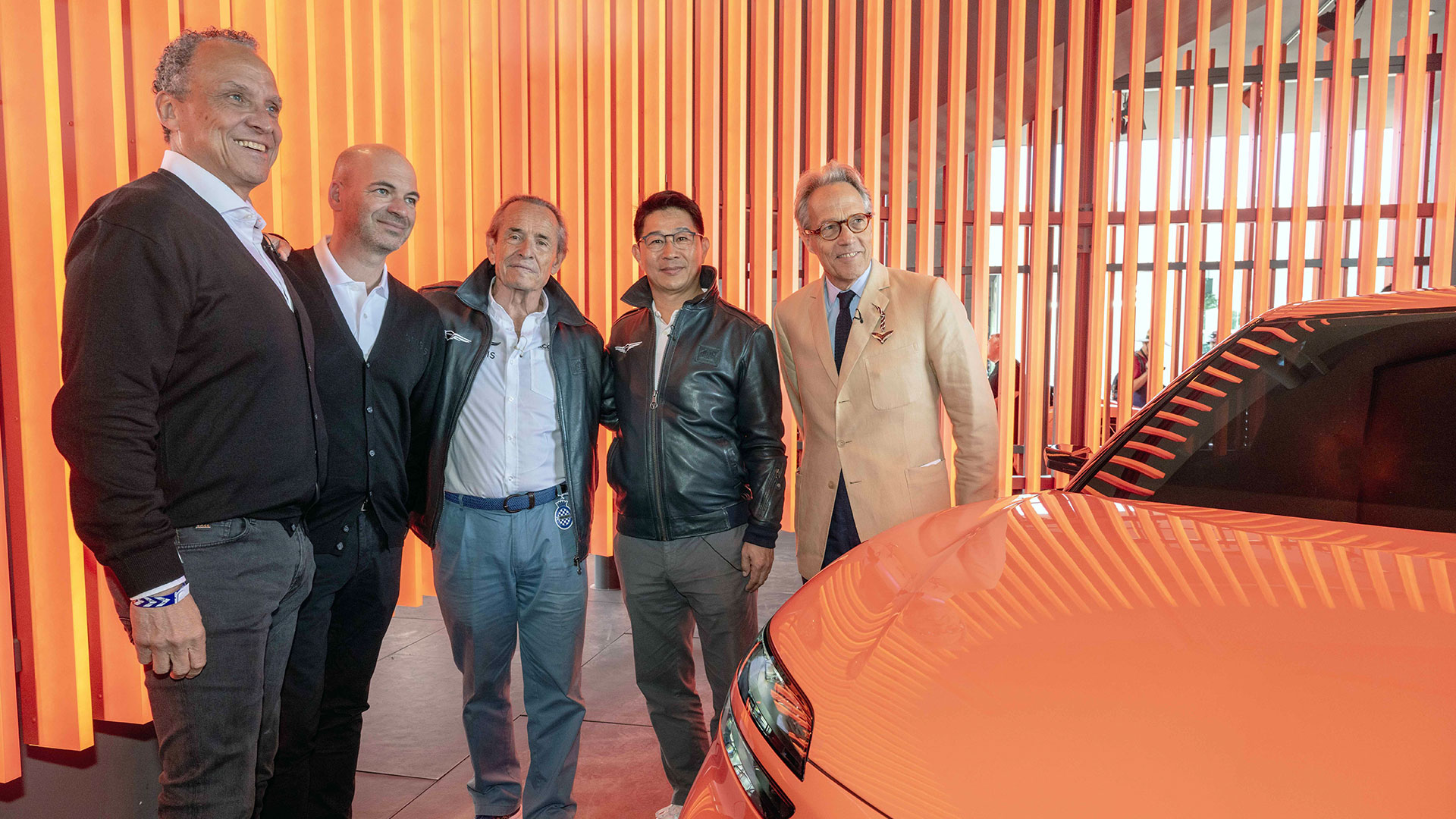 (왼쪽부터) 현대차그룹 유럽기술연구소 타이론 존슨(Tyrone Johnson) 소장, 제네시스&성능개발담당 만프레드 하러(Manfred Harrer) 부사장, 제네시스 브랜드 공식 파트너 재키 익스(Jacky Ickx), 제네시스사업본부장 송민규 부사장, 리치몬드 공작(Duke of Richmond) 찰스 헨리 고든레녹스(Charles Henry Gordon-Lennox)가 제네시스 부스에서 기념 촬영을 하는 모습