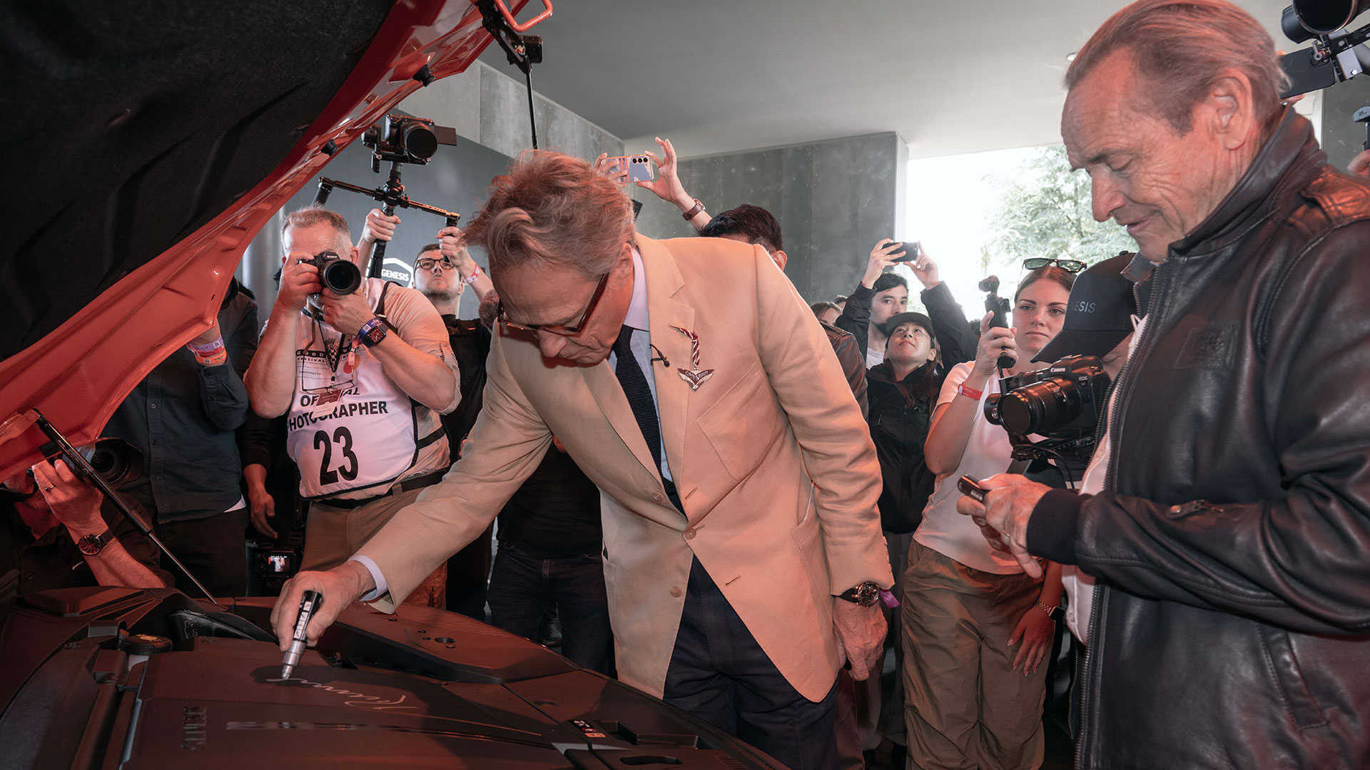 리치몬드 공작(Duke of Richmond) 찰스 헨리 고든레녹스(Charles Henry Gordon-Lennox)가 제네시스 부스에서 ‘GV60 마그마 콘셉트’ 프렁크에 기념 서명을 하는 모습