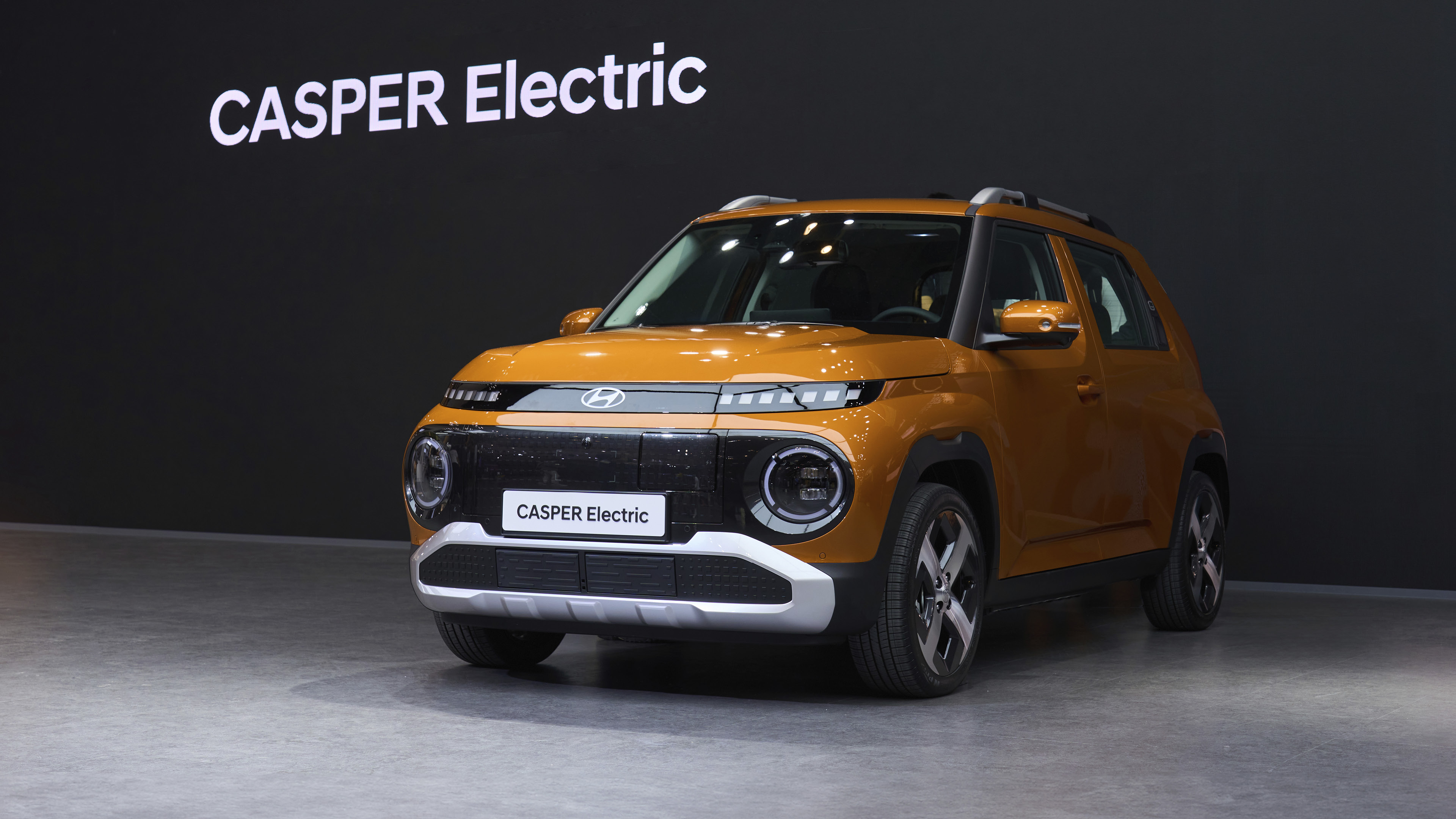 황색 캐스퍼 일렉트릭의 전측면