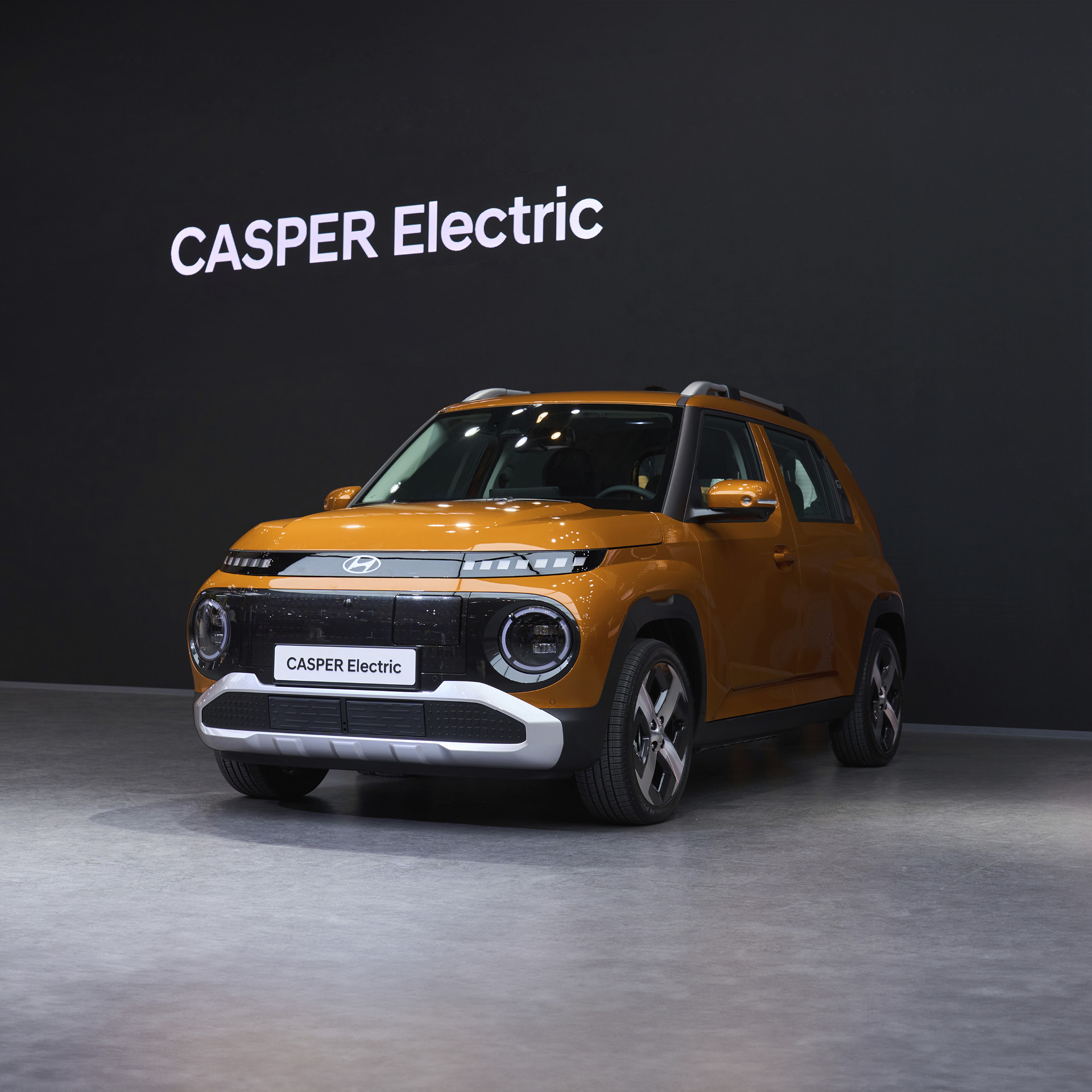 황색 캐스퍼 일렉트릭의 전측면