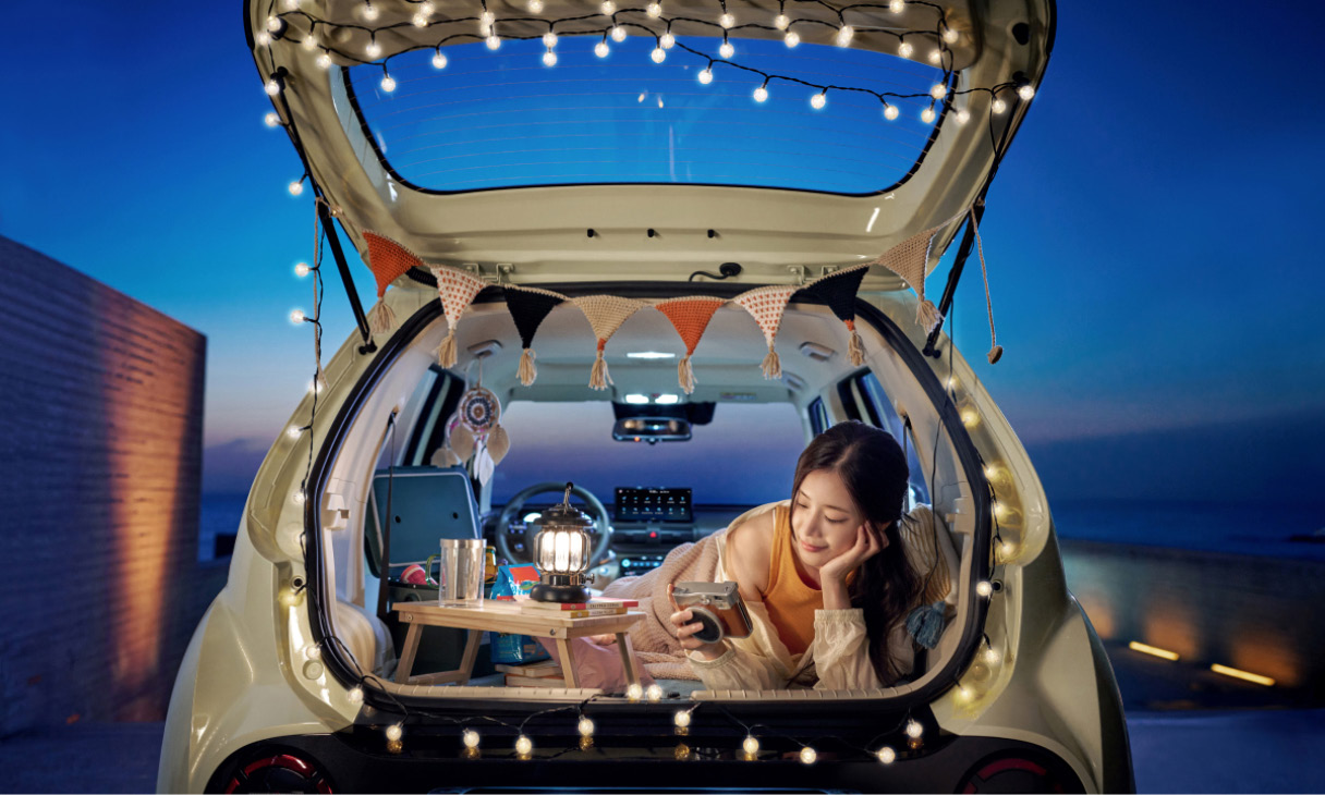 차량 내 시트를 모두 접고 누워있는 여성의 모습