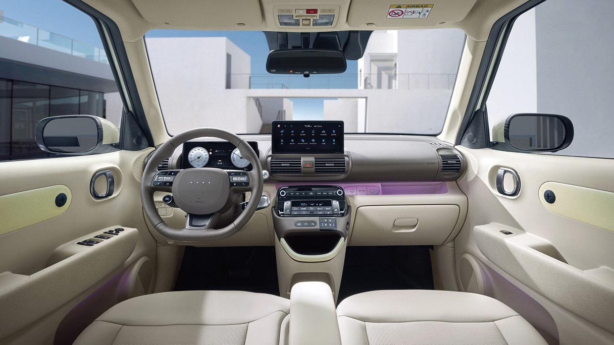 정면에서 바라본 차량 대시보드의 모습