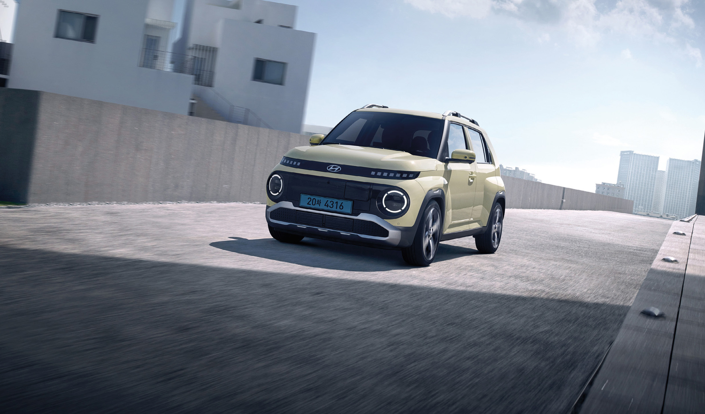 주행하는 캐스퍼 일렉트릭의 전측면