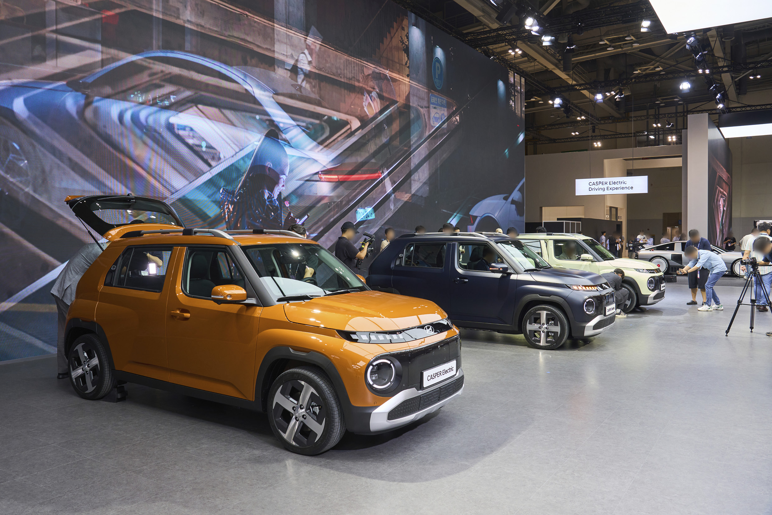 모터쇼에 도열해 있는 차량과 이를 관람하는 사람들의 모습