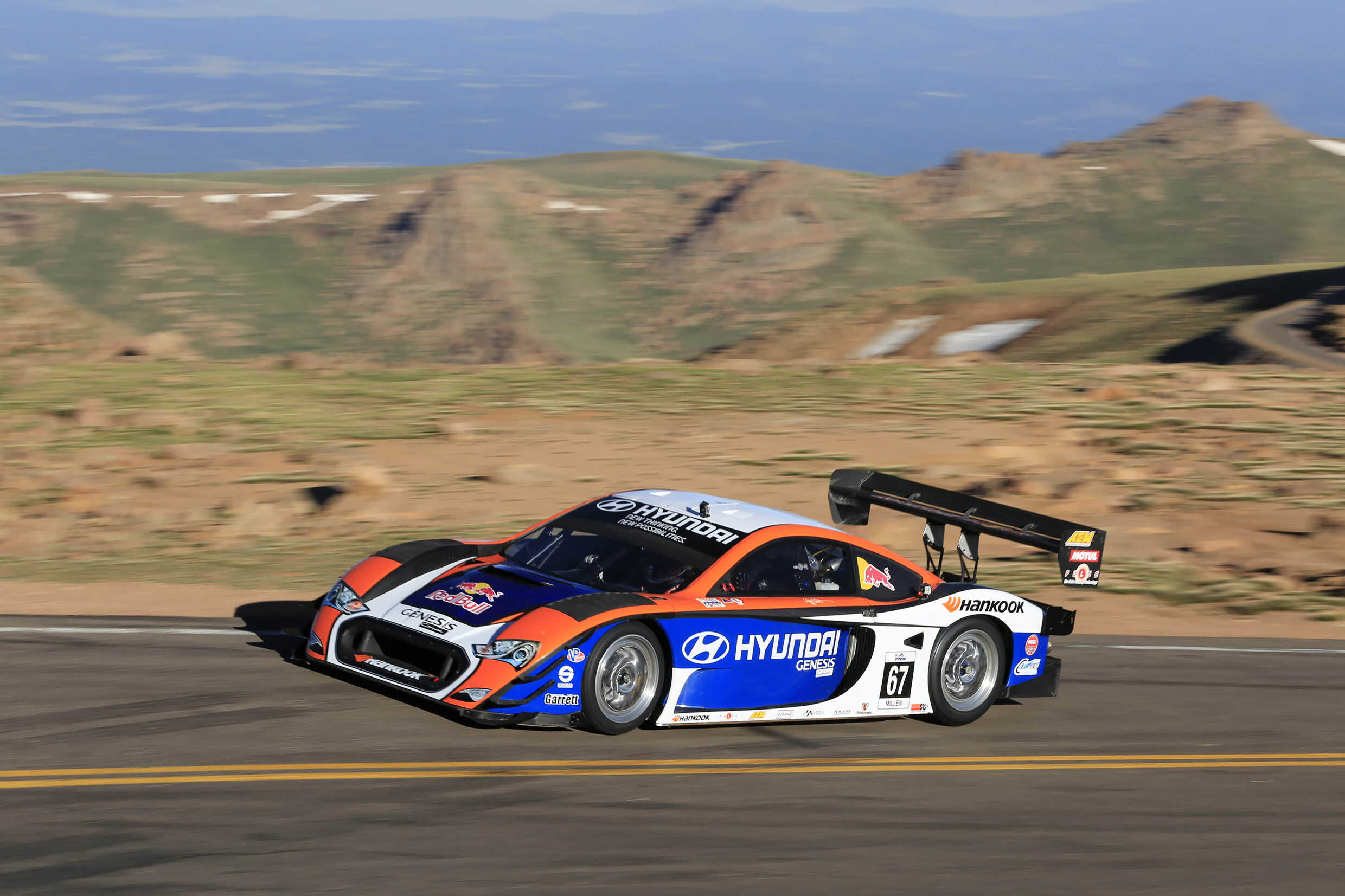 예전 경기에 참가했던 경주 차량의 모습