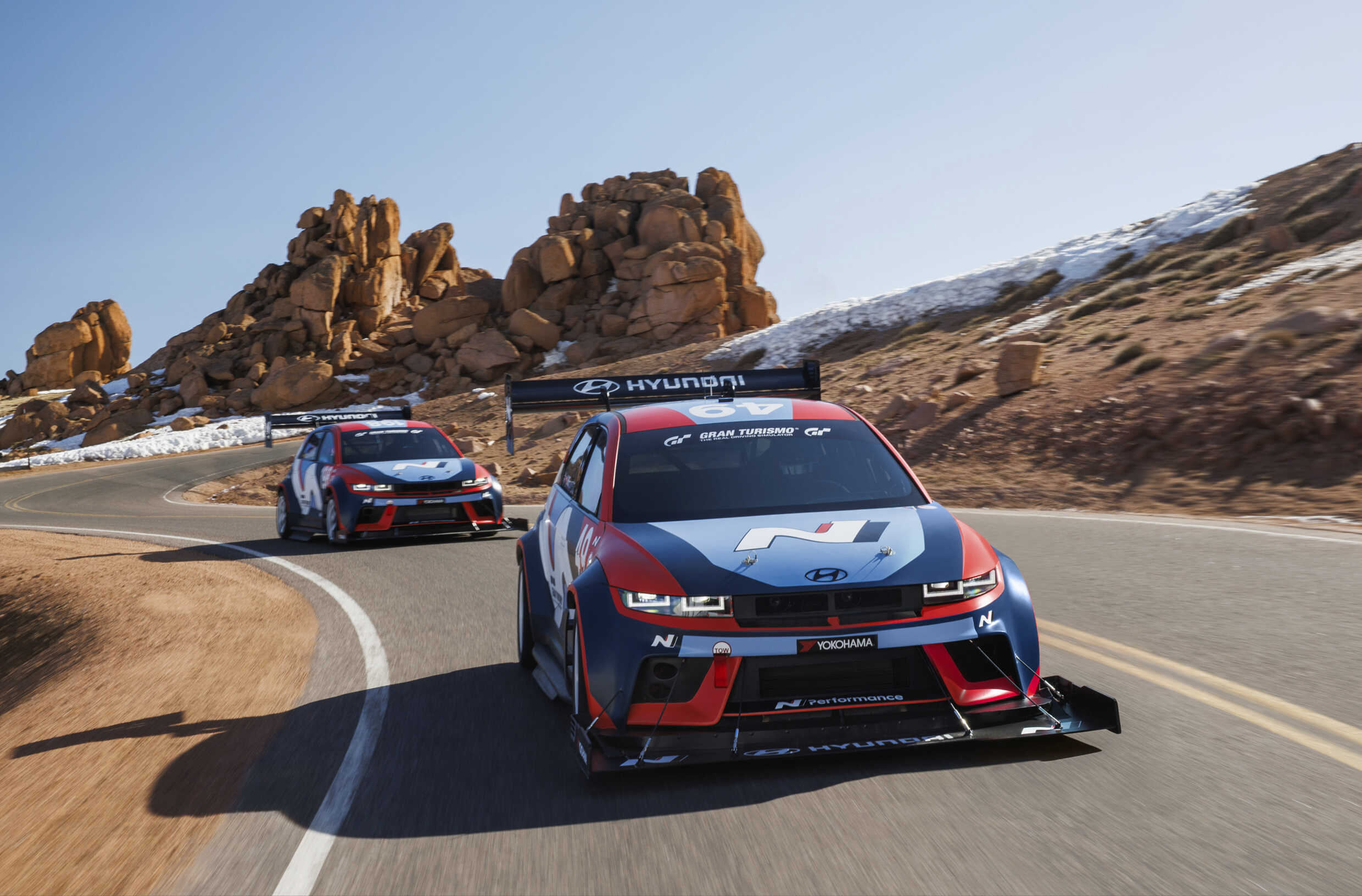 트랙을 질주하는 두 대의 경주 차량