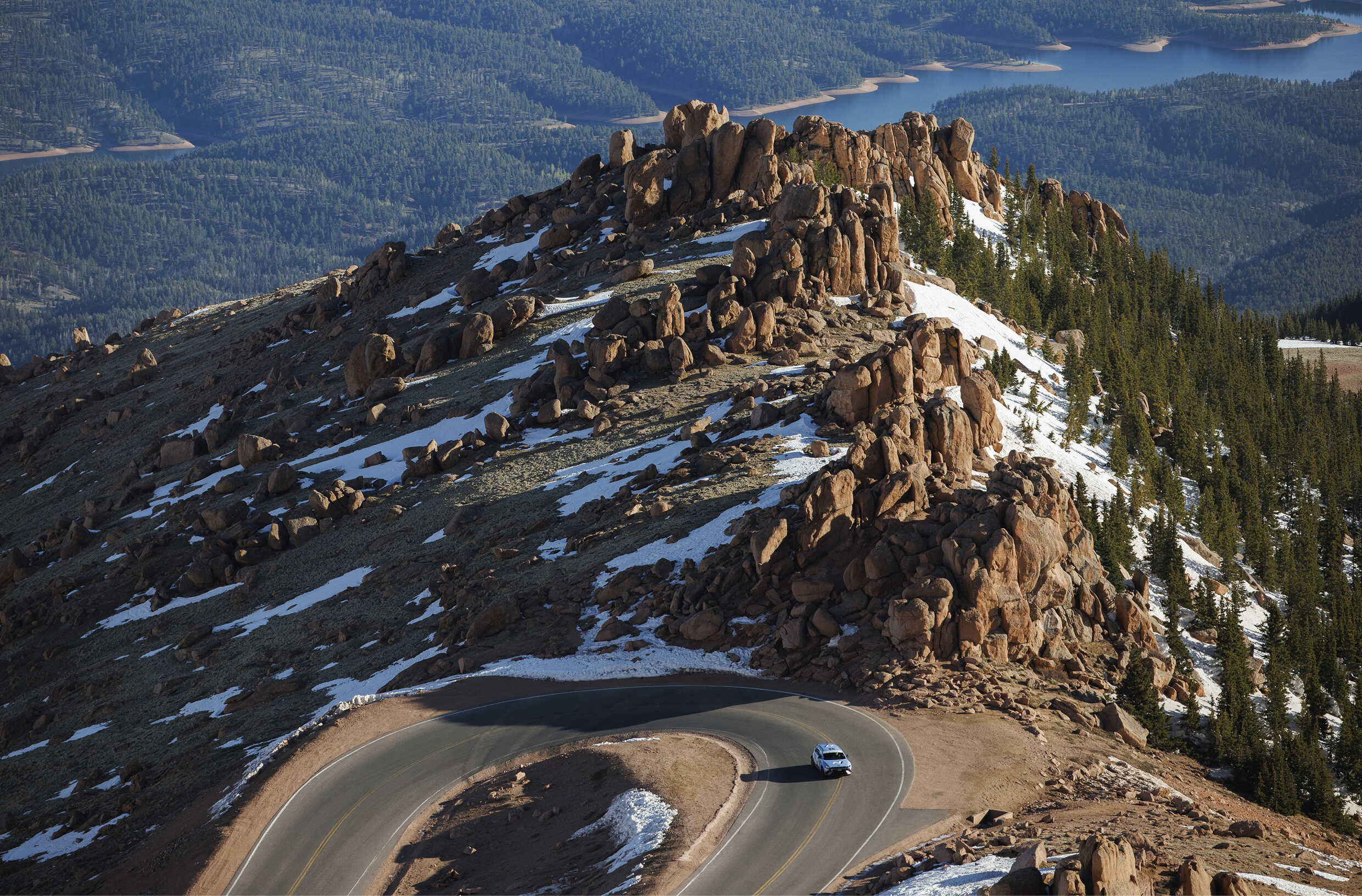 하늘에서 바라본 경주가 치러지는 언덕의 모습
