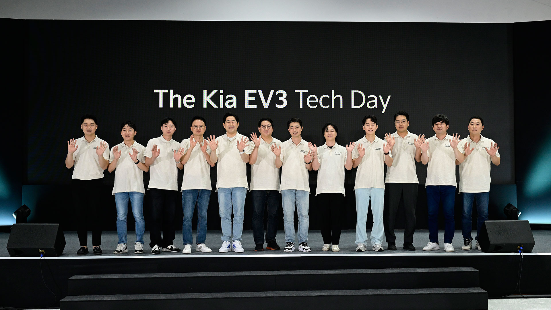 더 기아 EV3 테크 데이에서 발표를 진행한 EV3 개발 담당 연구원들이 함께 기념 촬영을 하는 모습