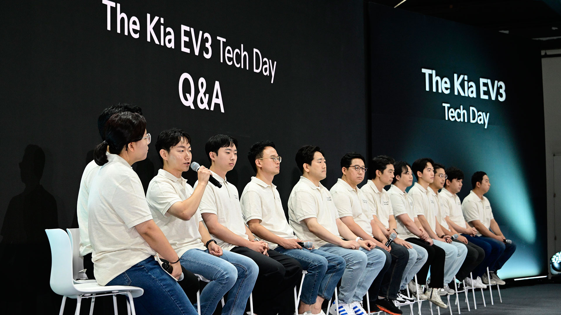 더 기아 EV3 테크 데이 행사장에서 발표자들이 미디어 질의에 답하고 있는 모습