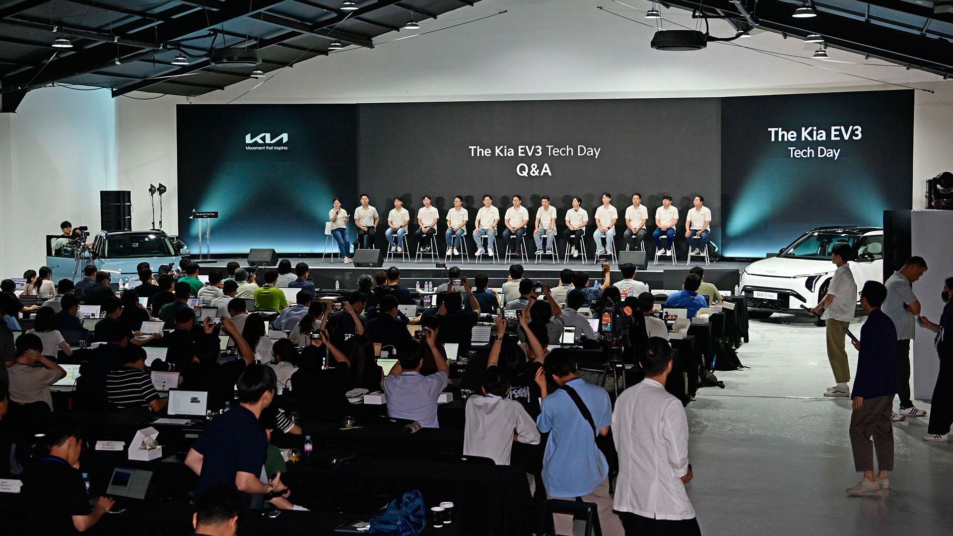 더 기아 EV3 테크 데이 행사장에서 발표자들이 미디어 질의에 답하고 있는 모습