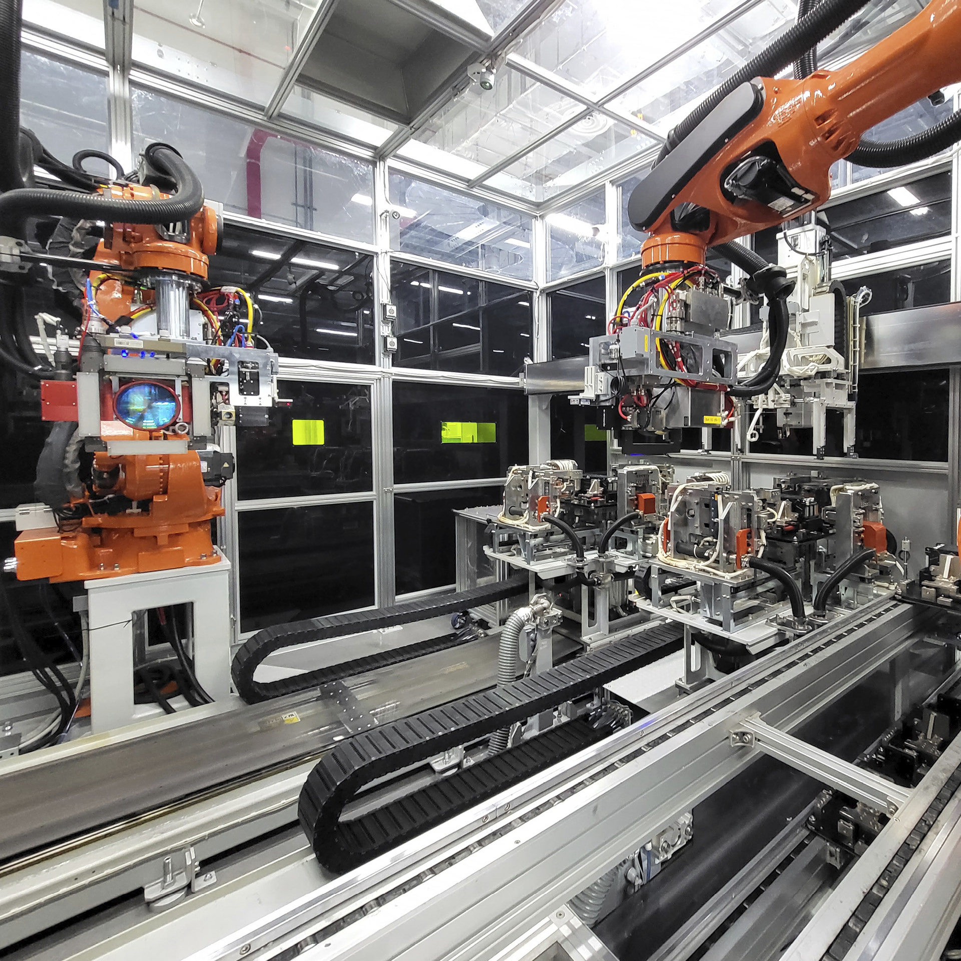 배터리 조립하는 로봇의 모습