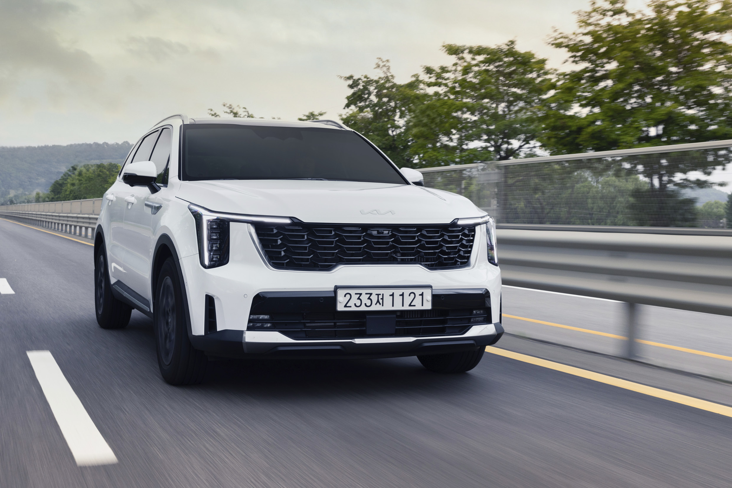 주행하는 차량의 전측면 모습