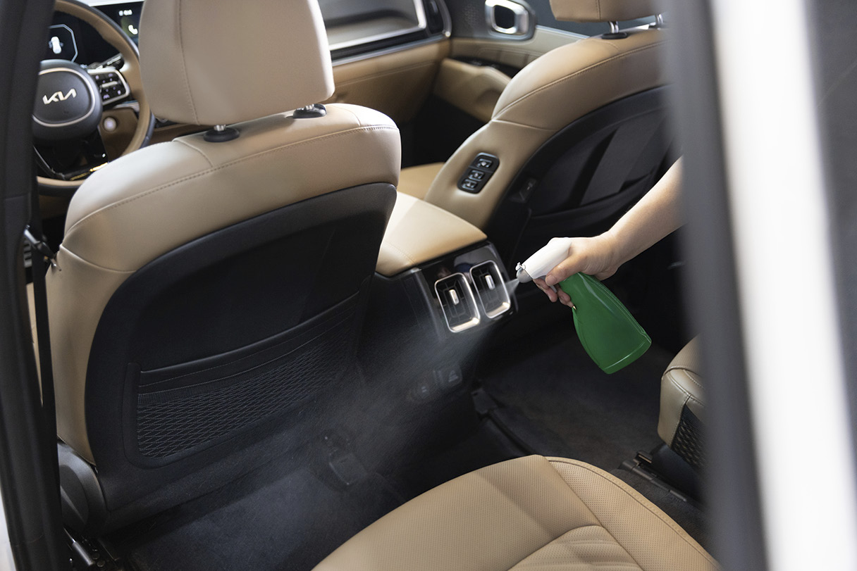 차량 실내에 스프레이를 뿌리는 모습