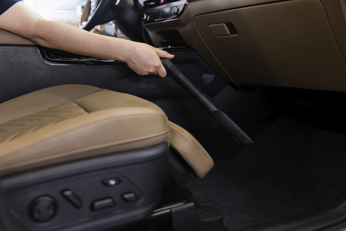 청소기로 차량 실내를 청소는 모습