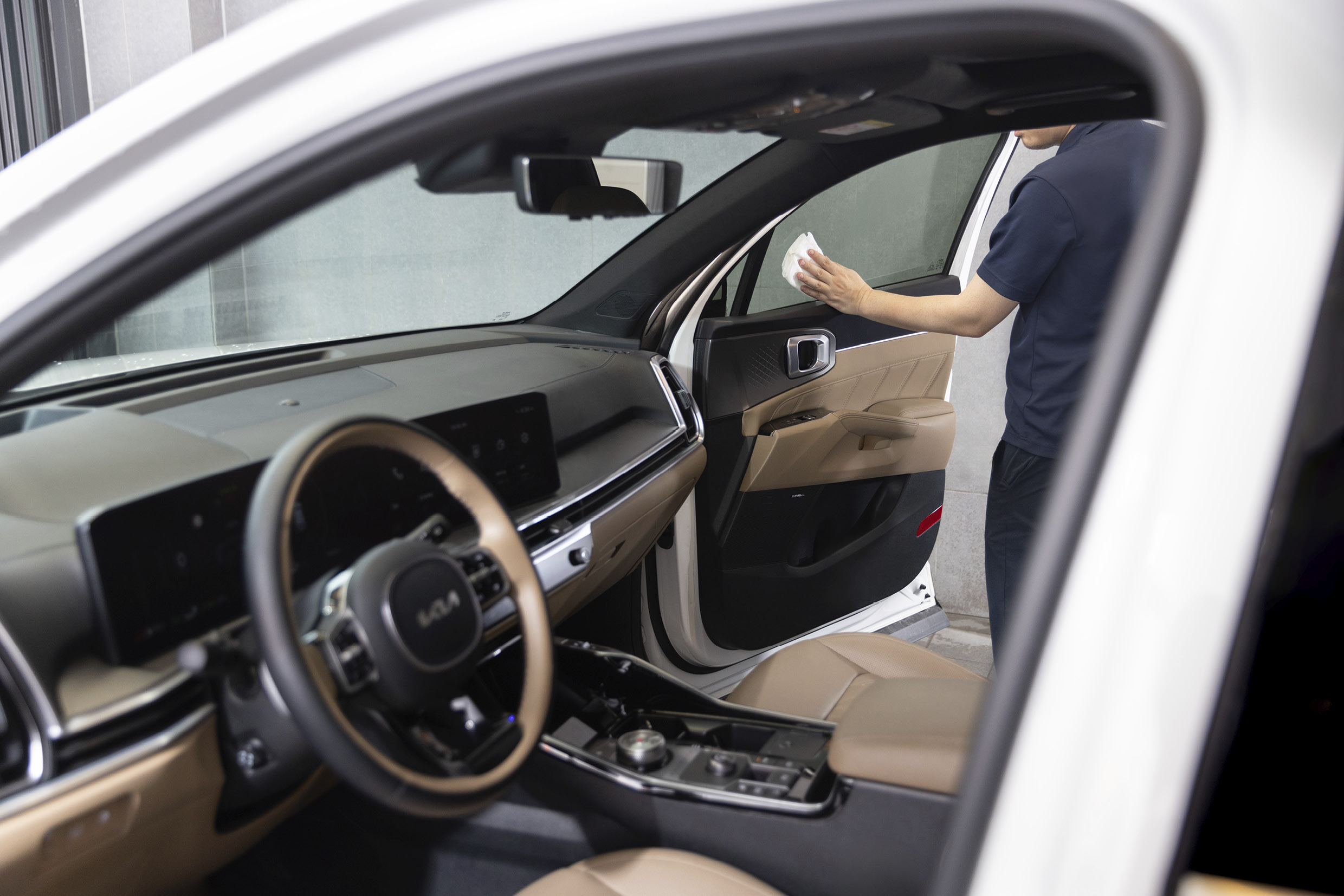 티슈로 차량 창문을 닦는 모습