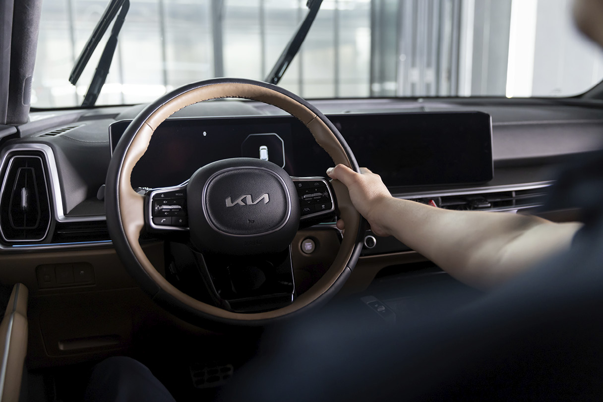 오른손으로 핸들을 쥔 모습