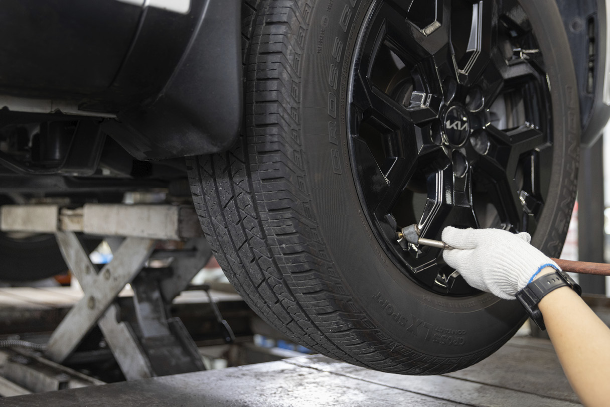 타이어의 공기압을 체크하는 모습