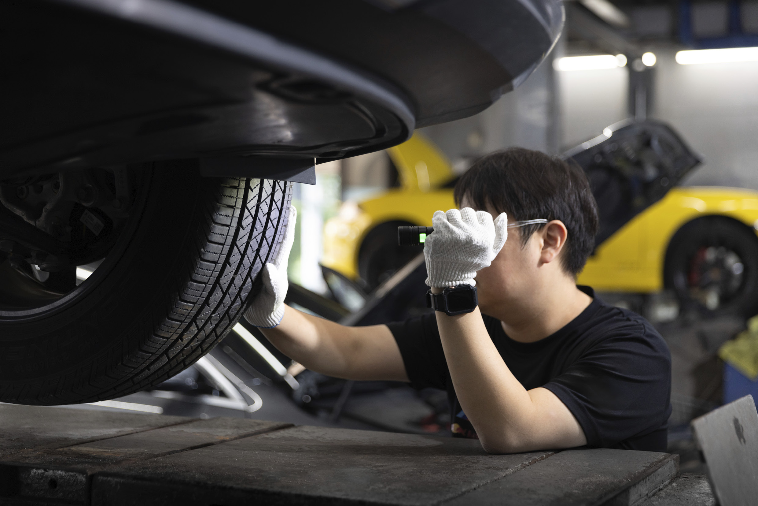 타이어 트레드를 체크하는 모습