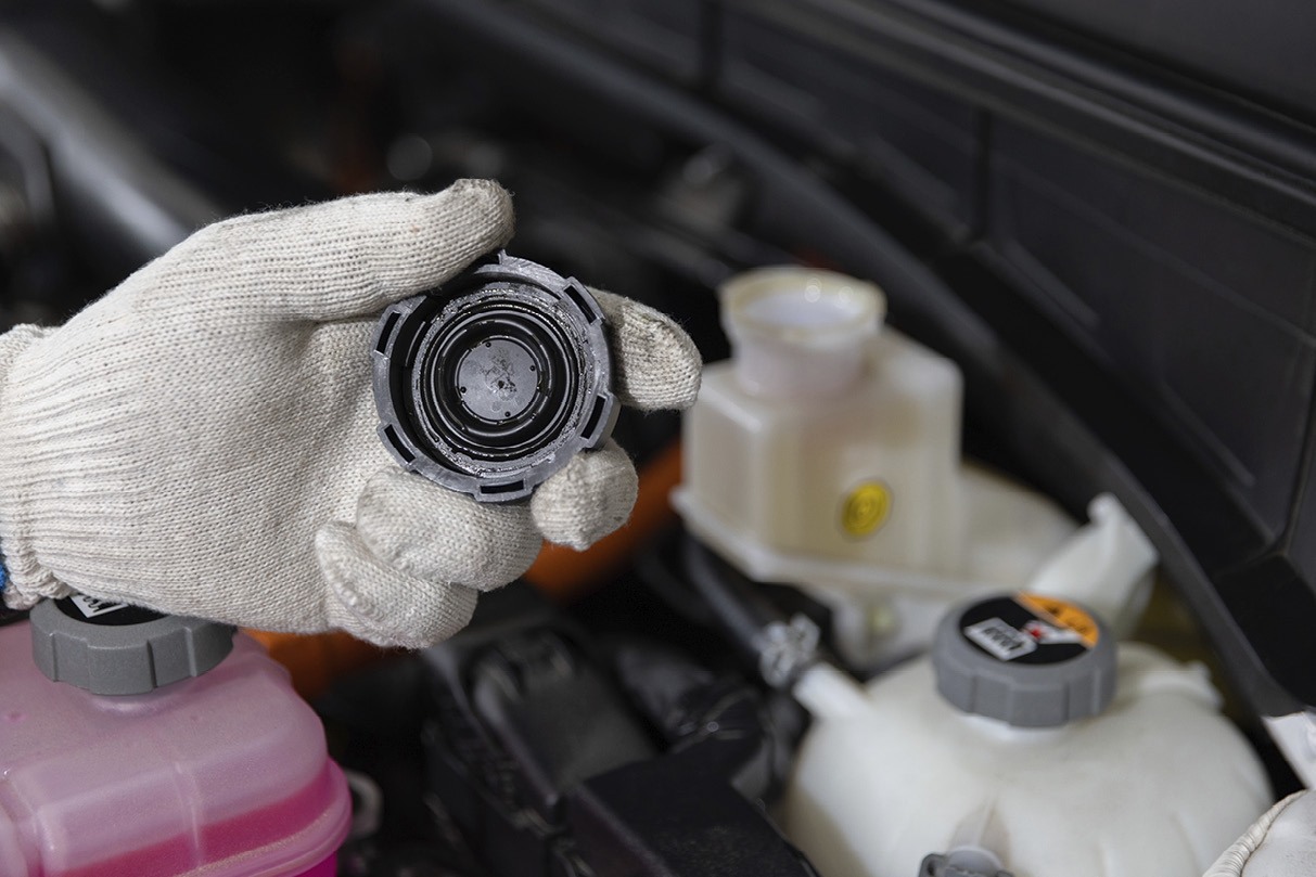 보닛 속 브레이크 액 뚜껑을 확인하는 모습