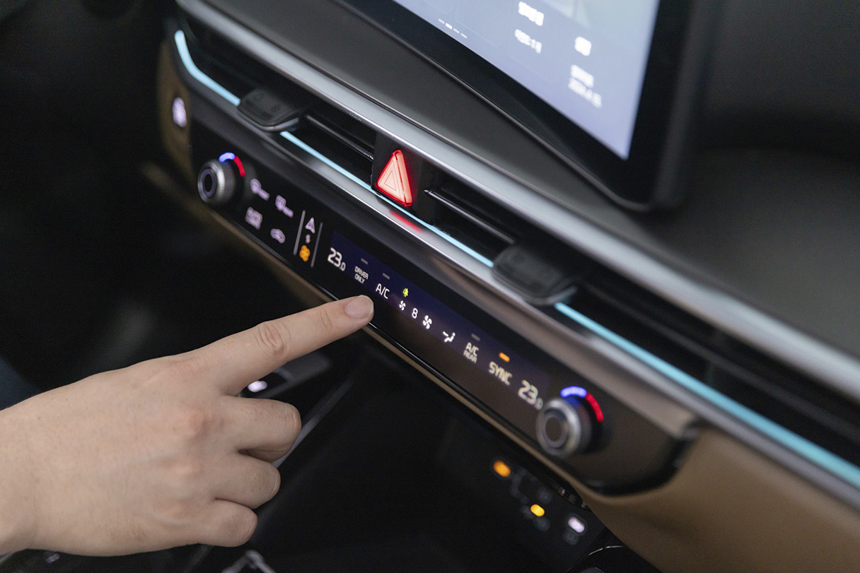 공조기 컨트롤러를 조작하는 모습