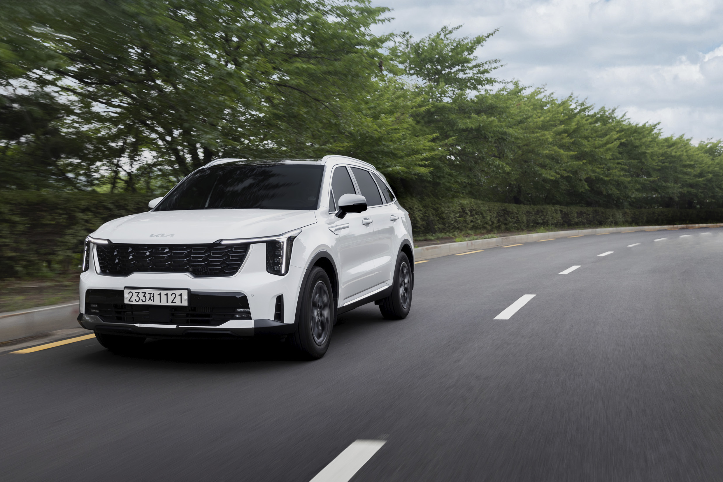 주행하는 차량의 전측면 모습