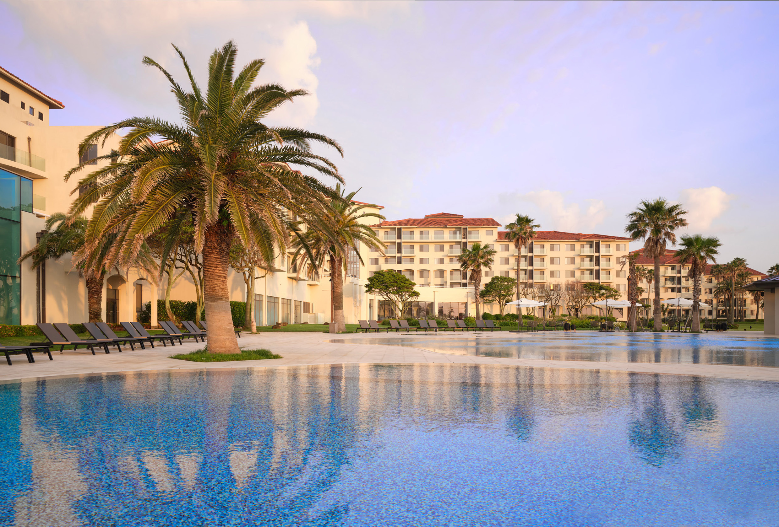 석양 빛에 붉게 물든 리조트 외관 및 수영장