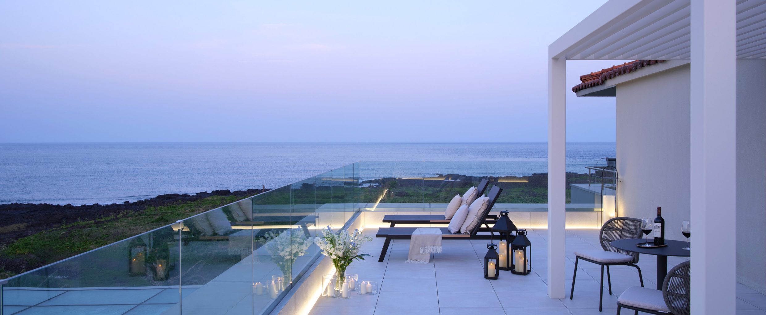 테라스 바깥에 바다 풍경이 펼쳐진 모습