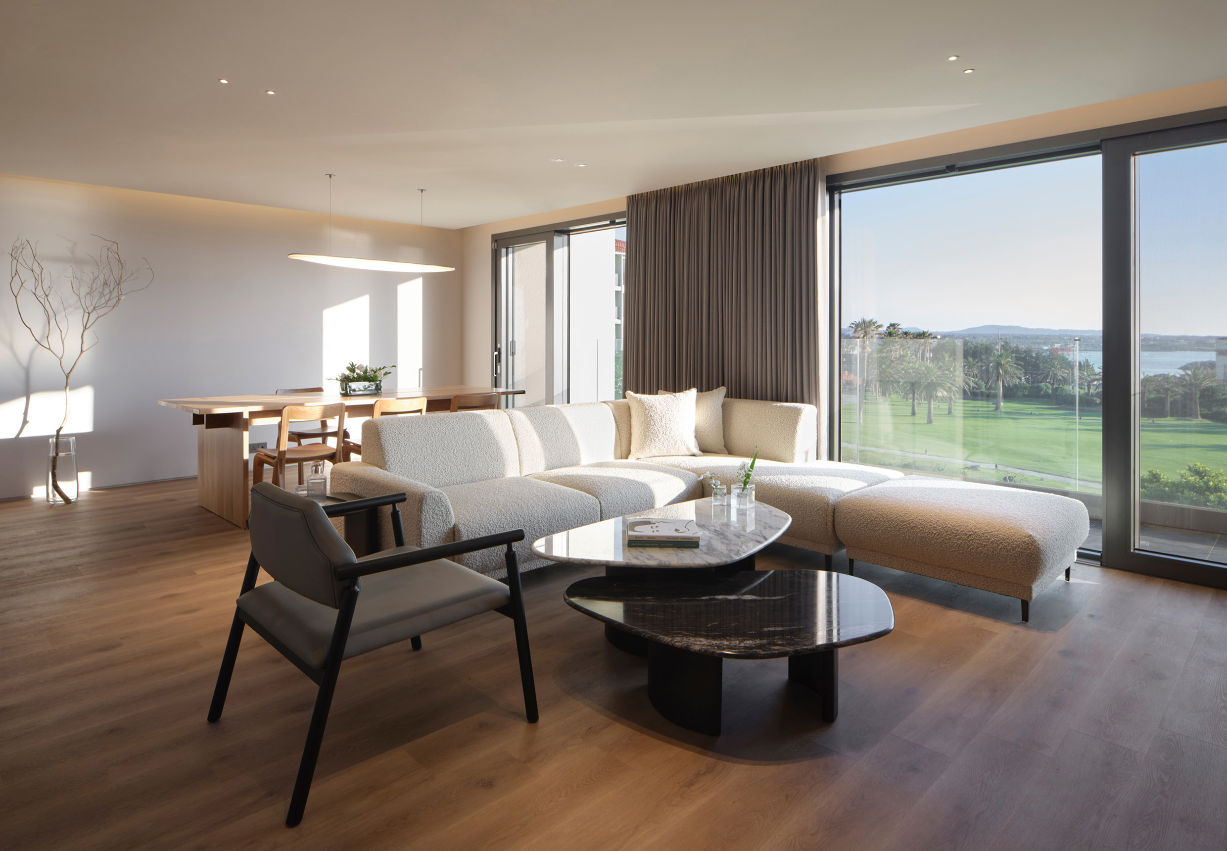 리조트 객실 바깥에 외부 풍경이 펼쳐진 모습