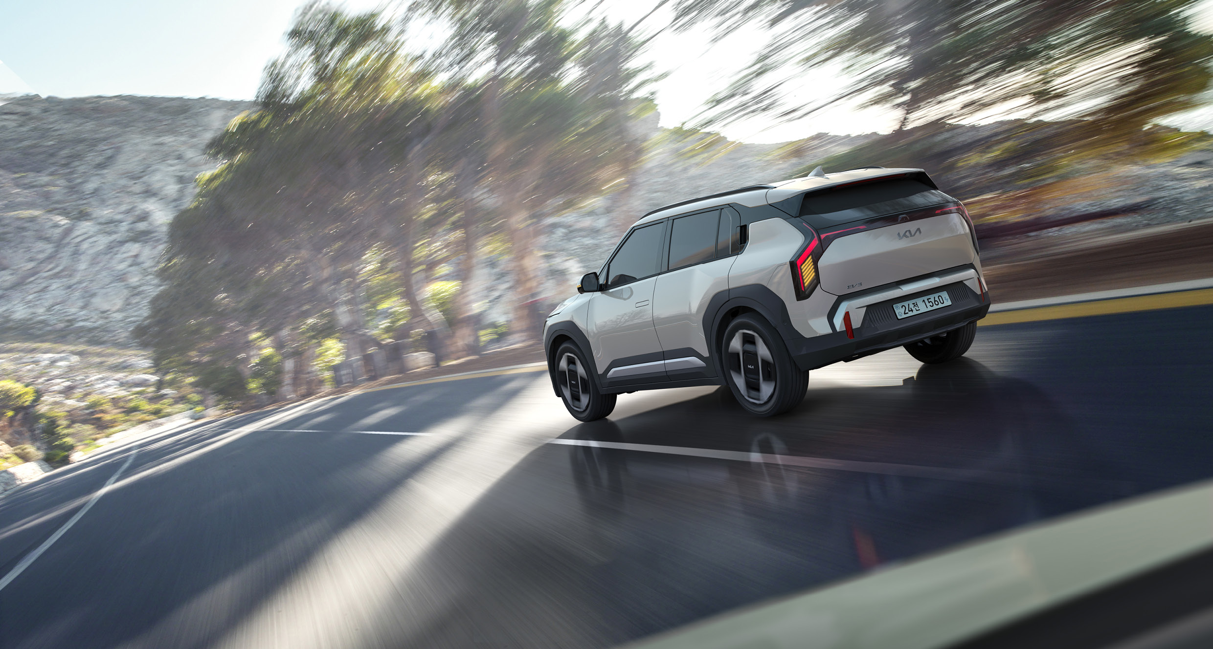 숲길을 주행하는 EV3의 후측면 모습